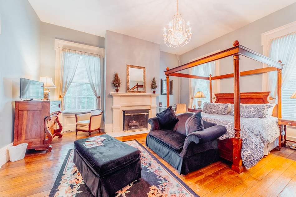 suite at the bourbon manor inn bardstown ky